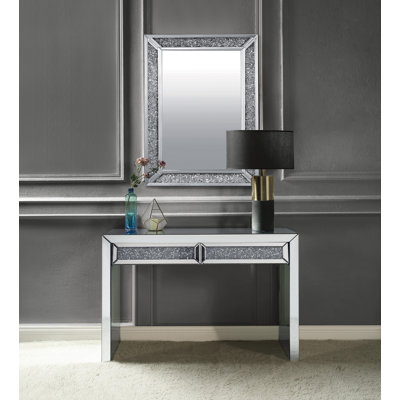 Console, miroir et faux diamants