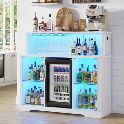 Armoire à vin moderne 47,2 po avec éclairage RVB intégré, station de charge, 4 supports à vin amovibles (réfrigérateur inclus)