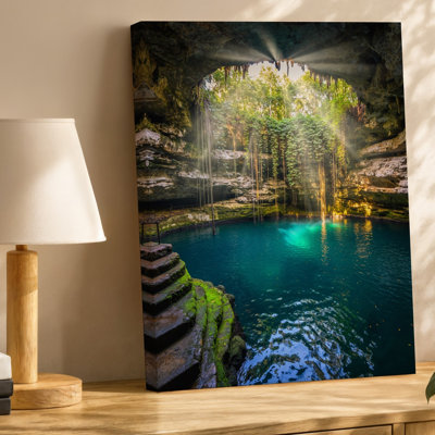 Toile Un cénote serein serein baigné de lumière naturelle avec une ouverture circulaire d'art mural dans le plafond rocheux entourée d'art sur toile
