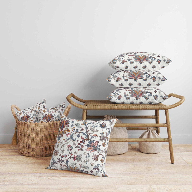 Oreiller floral en faux suède Naqash, Carré 16 po