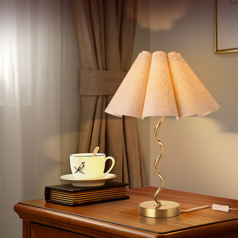Lampe de table en spirale dorée 21,25 po avec abat-jour plissé festonné, Beige, Doré