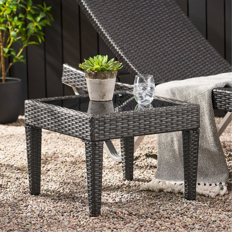 Table d'appoint polyvalente en osier pour tous vos besoins Alfresco
