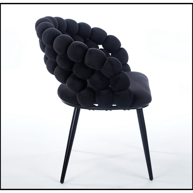 Ensemble de chaises noires modernes avec pieds en fer, coussins moelleux et dossier ergonomique pour une assise confortable dans divers environnements
