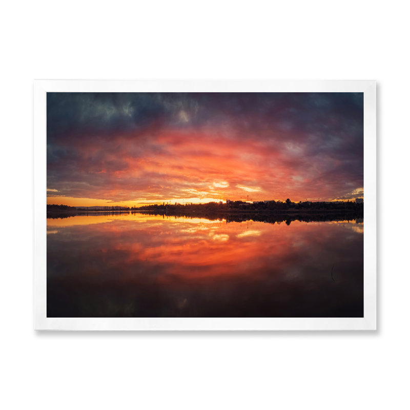«Bold Sunset Panorama over Delia Lake» - photographie sur toile, H 24 po x l 32 po, Cadre photo blanc