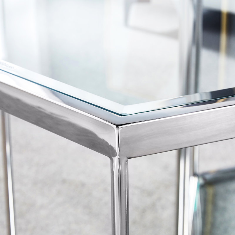 Table de bout en verre à finition argentée avec structure en acier inoxydable et rangement élargi.