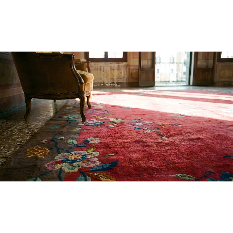 Tapis rouge antique à motif Art déco