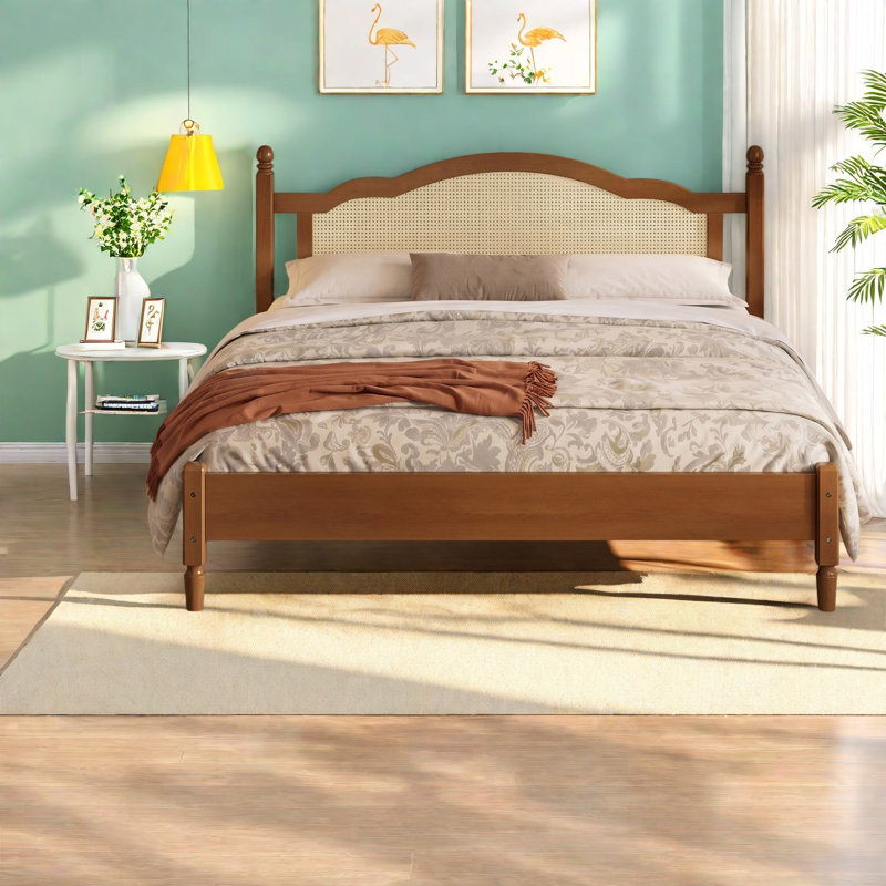 Très grand lit avec tête de lit en rotin, structure en bois aggloméré, chambre à coucher moderne