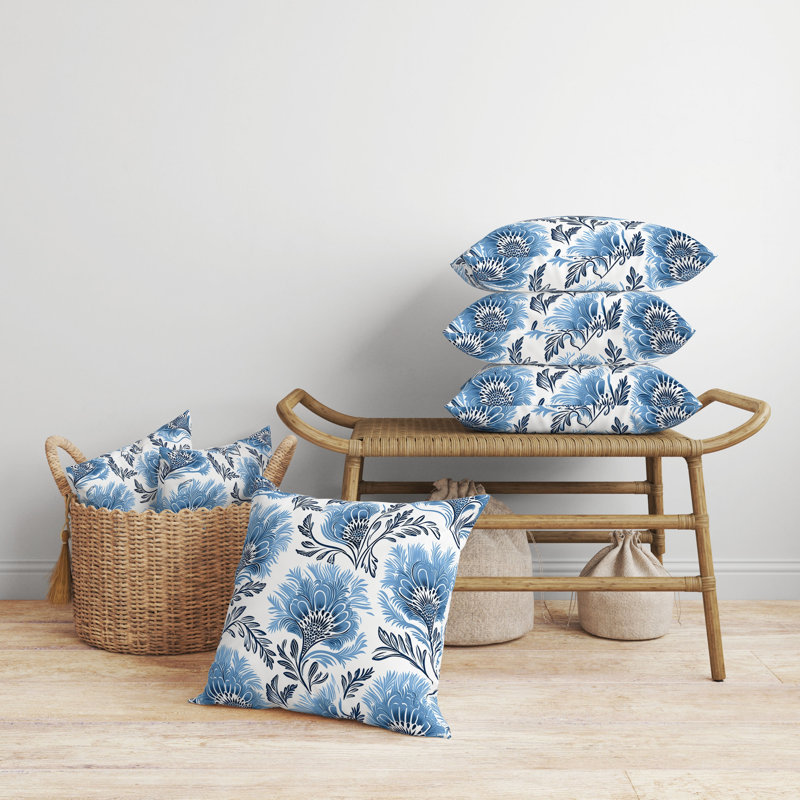 Coussin décoratif intérieur / extérieur Whimsical Wilds, H 16 po x l 16 po, Bleu / blanc indigo