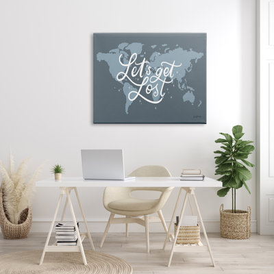 «Let Get Lost Adventure», phrase sur carte du monde surdimensionnée, estampe numérique sur fond noir, art texturé par Becky Thorns