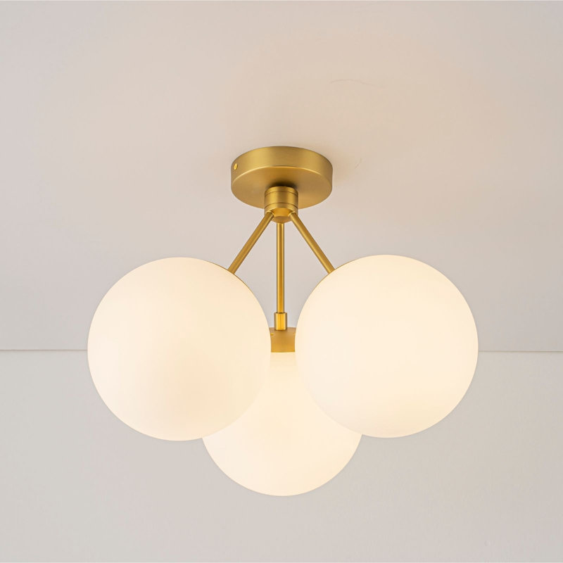 Plafonnier semi-encastré 3 lumières or brossé avec globes en verre laiteux
