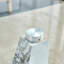 Table basse moderne en verre trempé transparent minimaliste avec pieds en MDF à motif de marbre et colonnes décoratives en acier inoxydable. Bureau d'ordinateur. Table de jeu.