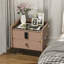Table de chevet moderne et luxueuse de 50 cm de hauteur, verte et beige, avec deux tiroirs, verrouillage par code, chargement sans fil et pieds noirs, idéale pour la chambre à coucher.-101202501