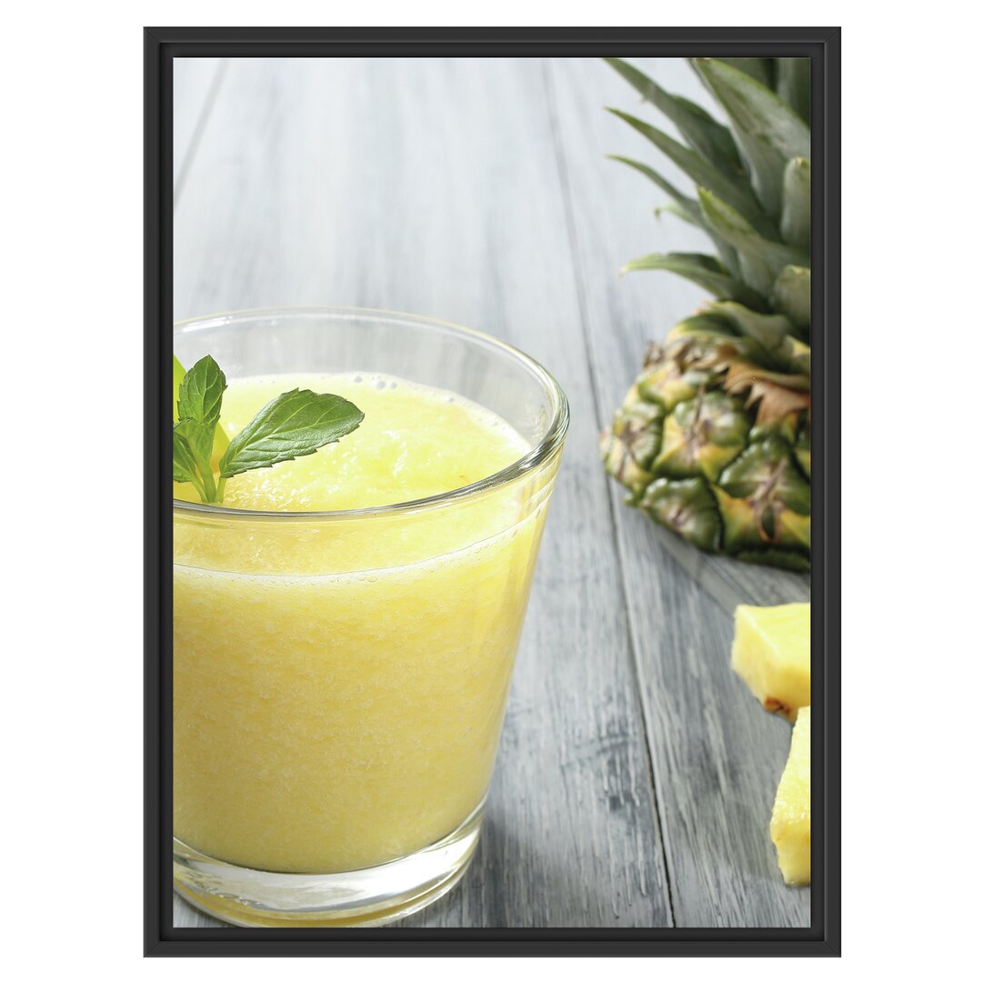 Gerahmtes Wandbild Ananas Cocktail auf Holztisch