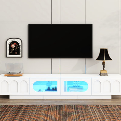 Meuble télé blanc pour les grandes téléviseurs de 95 po ou moins, avec portes d'armoire arquées et éclairage à DEL intelligent, console média fonctionnelle pour téléviseurs de 95 po, bande, salon spacieux