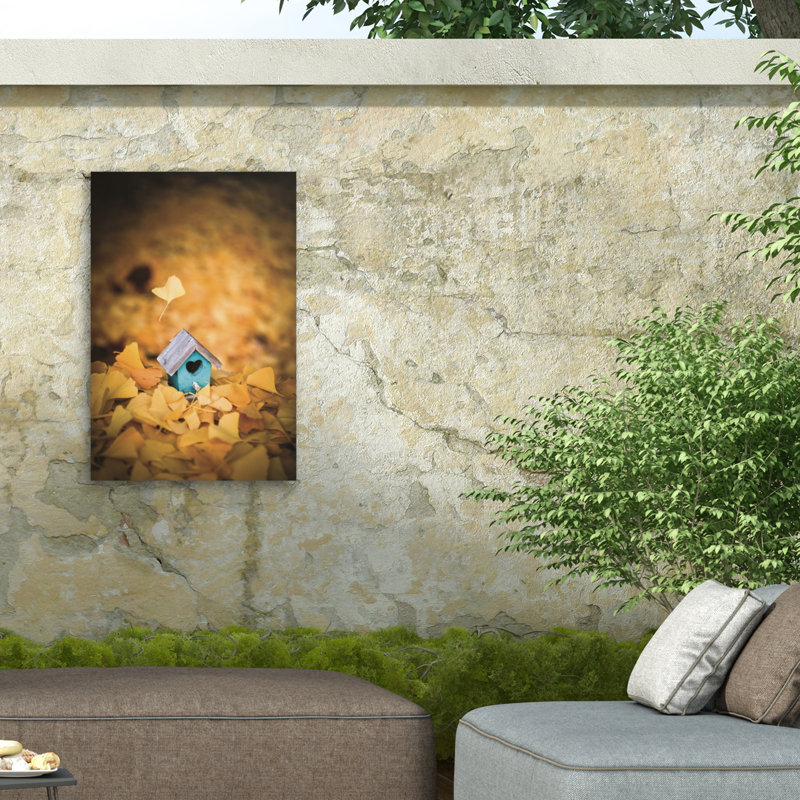 «Birdhouse» sur un tapis jaune sur toile, H 32 po x l 22 po