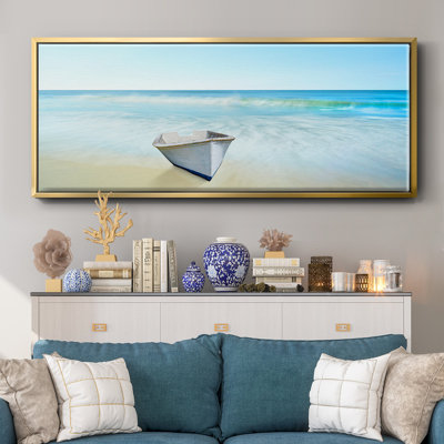 Bateau sur une plage IV - toile encadrée