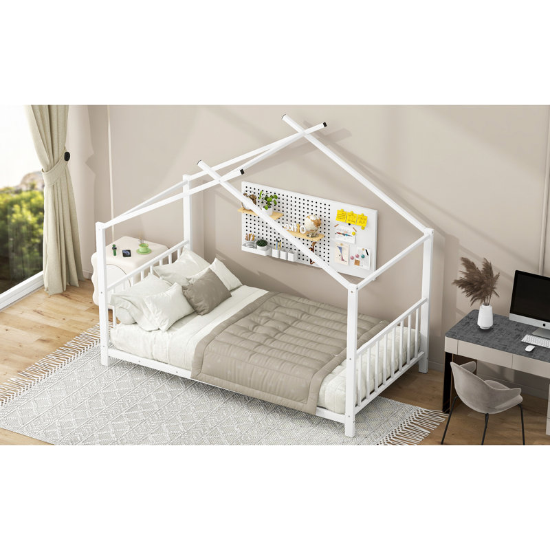 Lit simple blanc en métal - Charmante chambre à coucher essentielle. Structure sécuritaire. Aucun sommier tapissier requis. Assemblage facile. 75 po x 39,2 po. Produit de 42 lb. Hauteur totale de 63,8 po. 18 pièces de lattes. 6 à 8 po