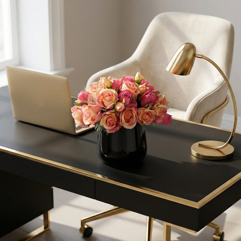 Roses disposées dans un vase en verre