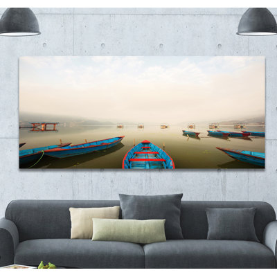 Photographie «Moving Boat in Mountain Lake»