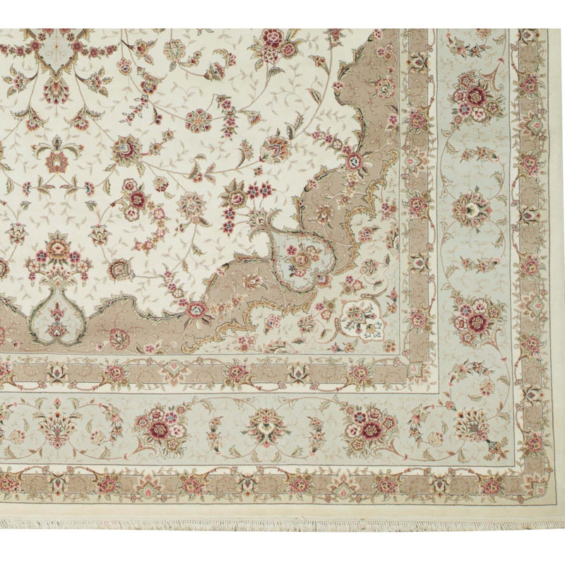 Elegance Oriental Area Rug in Beige/Ivory