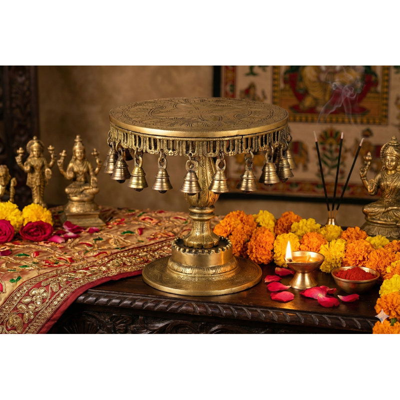 Piédestal Chowki en laiton avec cloche suspendue