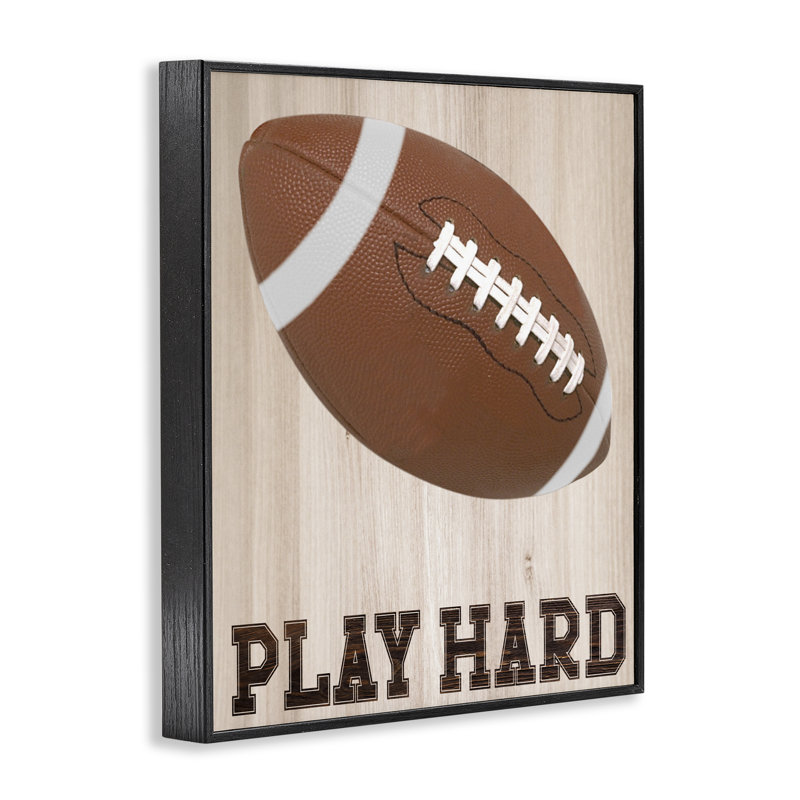 «Play Hard Football», estampe numérique, conception de Marcus Prime, H 14 po x l 11 po, Giclée encadrée noir minuit