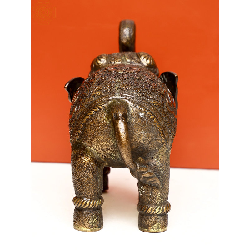 Éléphant avec sculpture islamique
