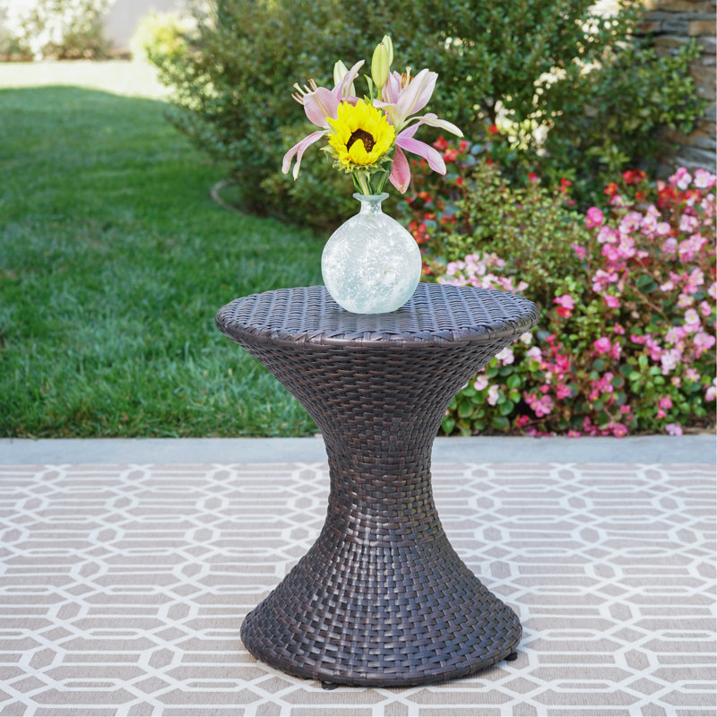 Charmante table d'appoint en osier pour le plein air, rehaussant votre espace de loisirs