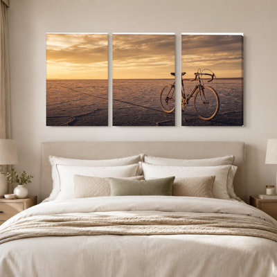 «Vintage Road Bike on Golden Salt Flat», ensemble de 3 impressions sur toile