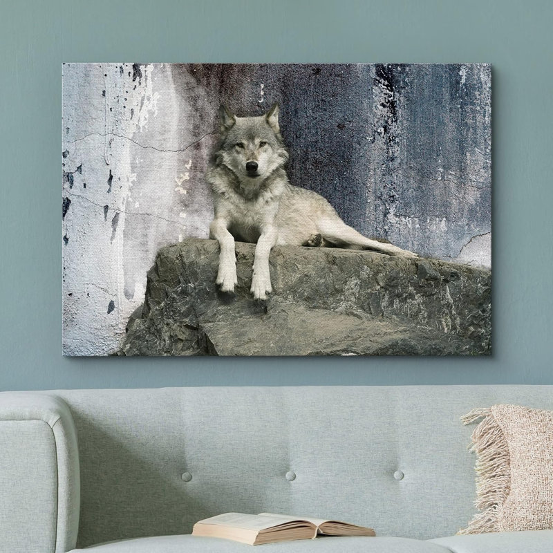 Animaux, loup couché sur un rocher sur toile, Toile tendue, H 32 po x l 48 po