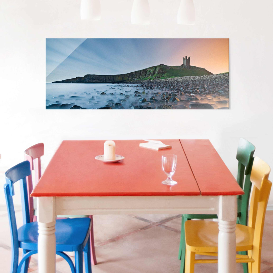 Glasbild Sonnenaufgang mit Nebel auf Schloss Dunstanburgh Panorama