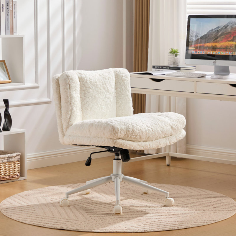 Chaise de bureau spacieuse en fausse fourrure crème, base en métal, à usages multiples