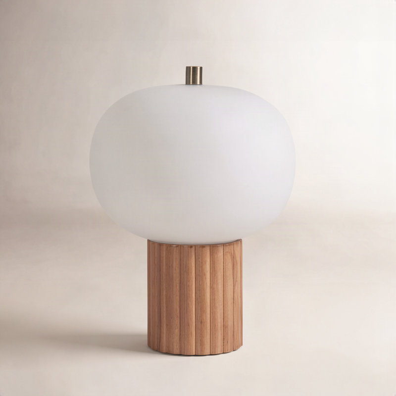 Lampe de table d'appoint Tambo - Finition bois de noyer foncé, laiton patiné, abat-jour en verre opale blanc