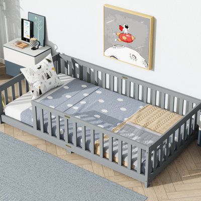 Lit simple gris avec clôture, idéal pour les espaces résidentiels compacts, favorise l'autonomie 7 lattes en contreplaqué Support optimal du matelas, aide à développer l'autonomie