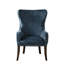 Fauteuil à oreilles bleu capitonné avec pattes en bois - accoudoirs de couleur assortie