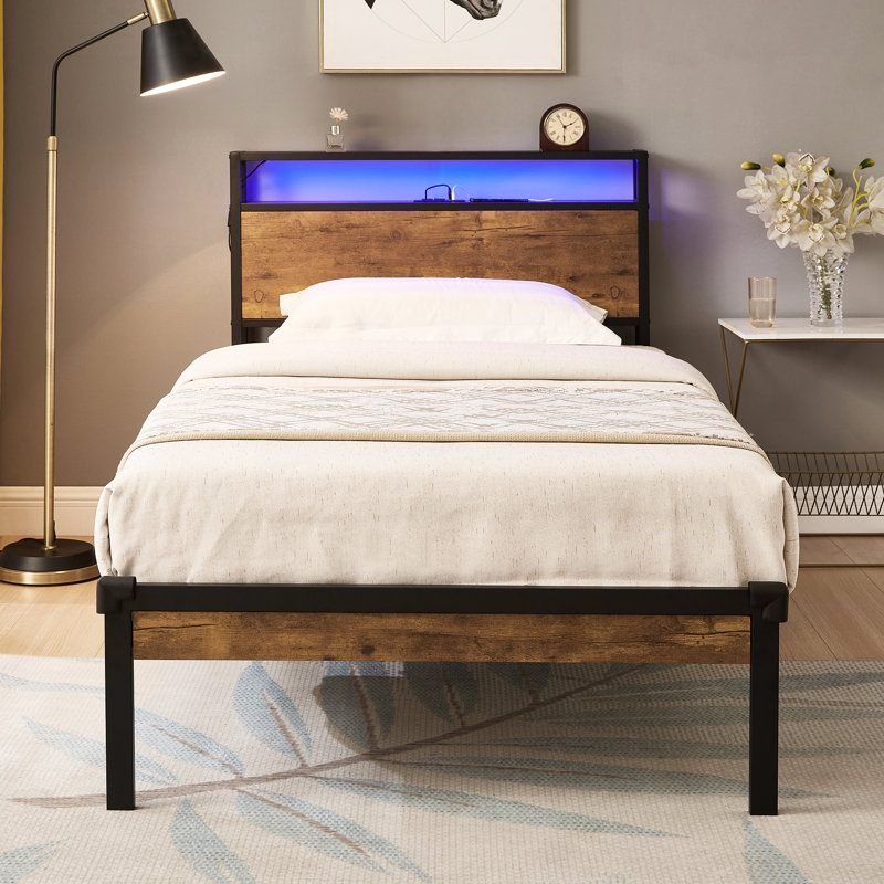 Lit plateforme simple en métal avec tête en bois et fente, lumières à DEL, télécommande, sommier non nécessaire, option de rangement sous le lit, approche facile à assembler, démonstration de style moderne,
