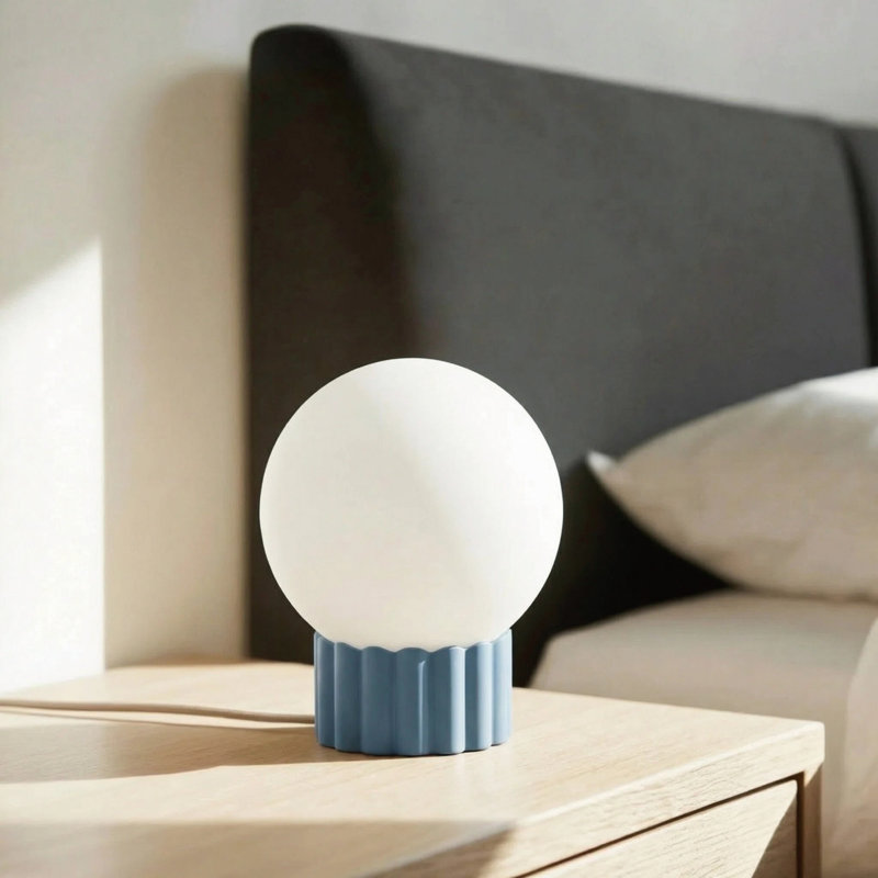 Lampe de table globe en verre opale 5,9 "avec base en résine nervurée - bleu clair, lampe d'appoint moderne avec douille E12, cordon tressé beige, interrupteur à intensité variable, taille compacte 150 x 175 mm