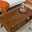 Table basse cannelée de style Mid-Century avec porte coulissante de rangement et pieds en bois massif