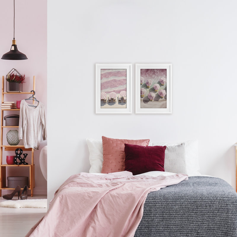 "Pink Umbrellas on Beach", ensemble de 2 reproductions encadrées sous verre, design par Annabelle Hall, H 20 po x l 14 po