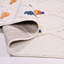 Tapis beige moderne lavable à la machine-106394280