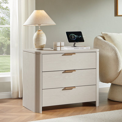 Table d'appoint de 74 cm de large avec station de recharge, table de chevet aux coins arrondis et 3 tiroirs pour salon ou chambre.