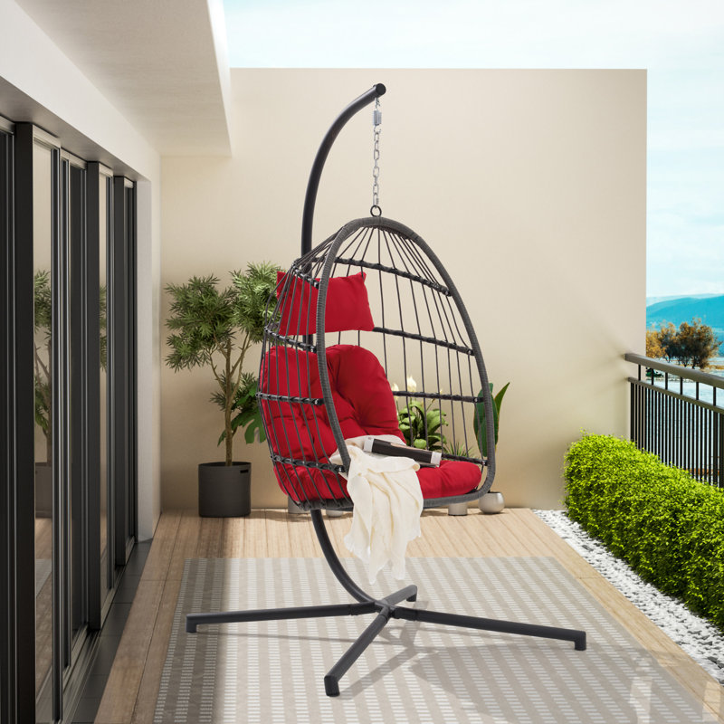 Coussin rouge pour chaise de balançoire en rotin
