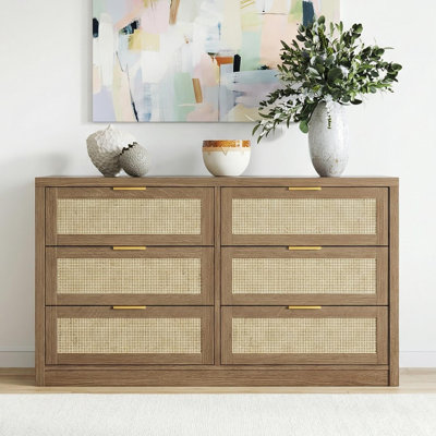 Commode 53 po en rotin pour chambre à coucher et salon Boho - Commode de ferme à 6 tiroirs avec détails en bois et en métal, rangement spacieux pour les vêtements, meuble télé, finition chêne caramel, style Mid-Century moderne