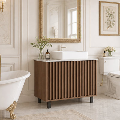 Meuble-lavabo simple autoportant de 91 cm (36 po) avec comptoir en pierre frittée grise, lavabo rectangulaire en céramique blanche, armoire en bois brun cannelé et pieds en bois massif.