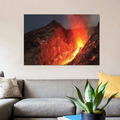 « strombolian typeing of batu tara volcano, indonésie iii », reproduction de photo sur toile