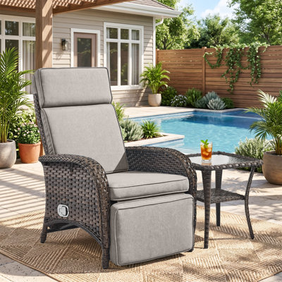 Chaise longue inclinable réglable en osier avec coussins Serita