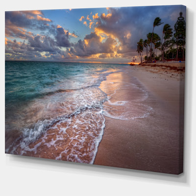 Palmiers sur une plage de sable claire - reproduction de photo