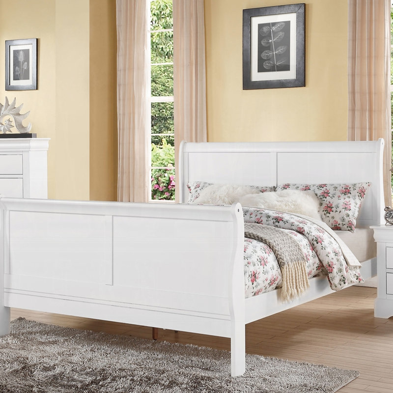 Grand lit blanc avec un design fonctionnel et des options de rangement supplémentaires pour une chambre à coucher confortable et élégante
