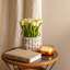 Bouquet de tulipes dans un panier blanc-635571362-635571363