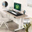 Bureau pour travailler debout réglable en hauteur Kashif de 55 po avec 2 ports USB, 3 prises de courant, 4 roulettes, 2 crochets et un grand tapis de souris-610342580